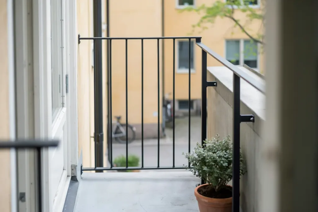 skr ddarsydda smidesr cken t reimersholme installerade i m llev ngen