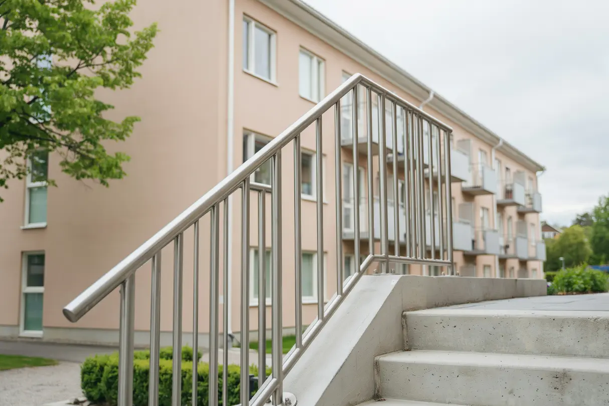 tillverkning och montering av smidesr cken vid flerbostadshus i sj bo
